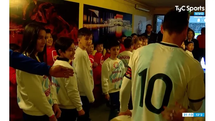 Foto de Lionel Messi con los más jóvenes.