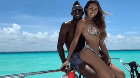 ¡Cuidado! Julián Quiñones y la novia, en el aire