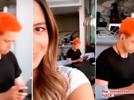 Chicharito estaba muy concentrado y Sarah Kohan aprovechó para trollearlo con un video
