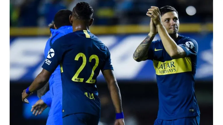 Mauro, aplaudiendo de cara a la hinchada de Boca.