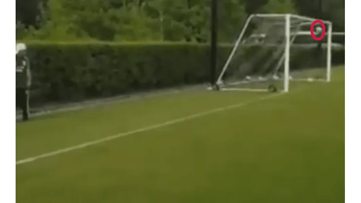 Golazo de Raúl Jiménez en la práctica... ¡Pero sin portero!