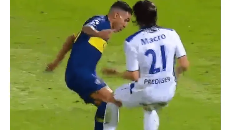 A Tevez no le importó ir perdiendo y tiró un caño tremendo
