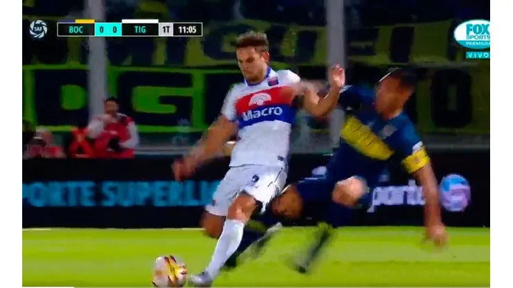 Patada de Tevez a Menossi.