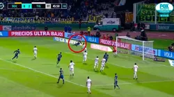 No le sale ni media: Benedetto intentó una pirueta y le erró feo a la pelota