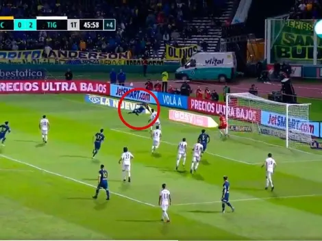 No le sale ni media: Benedetto intentó una pirueta y le erró feo a la pelota