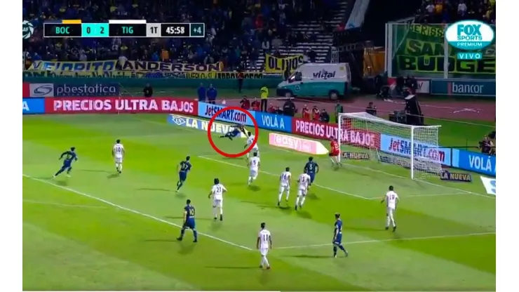 No le sale ni media: Benedetto intentó una pirueta y le erró feo a la pelota