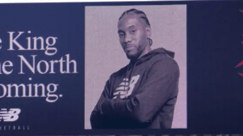 New Balance humilló a los Warriors con una valla de Kawhi Leonard en la entrada de su ciudad