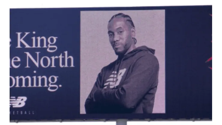 New Balance humilló a los Warriors con una valla de Kawhi Leonard en la entrada de su ciudad