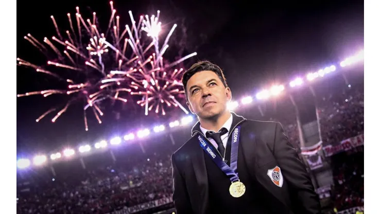 Gallardo es gigante: ¡le regaló su medalla de campeón a Mora!