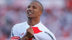 Carlos Sánchez festejando un gol en River.