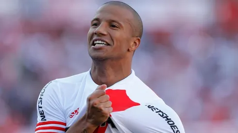 Carlos Sánchez festejando un gol en River.