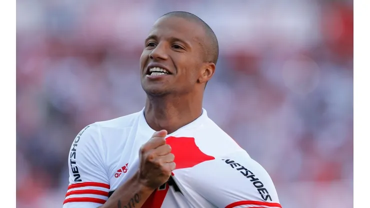 Carlos Sánchez festejando un gol en River.