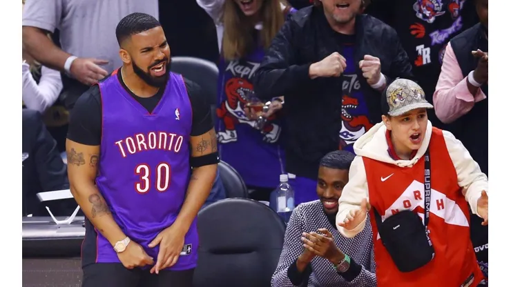 Falso fanático: en las redes sociales destruyeron a Drake por cubrirse sus tatuajes de los Warriors