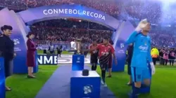 Cuando llegue a Brasil lo van a matar: entrando a la cancha, un jugador de Paranaense tocó la copa