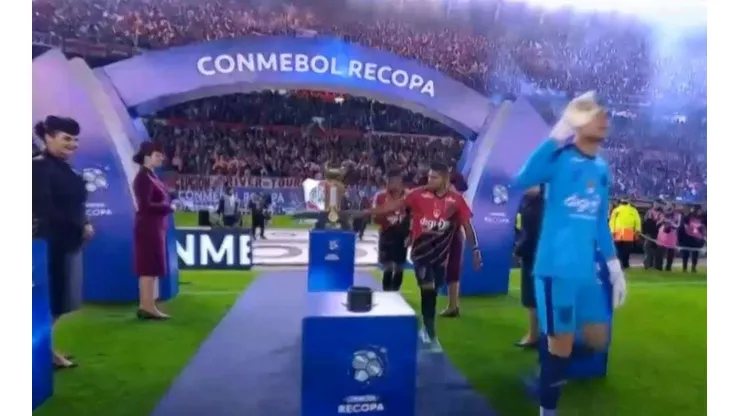 Cuando llegue a Brasil lo van a matar: entrando a la cancha, un jugador de Paranaense tocó la copa