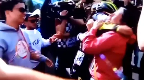 El emocionante abrazo de Esteban Chaves con sus papás y el mensaje a toda Colombia