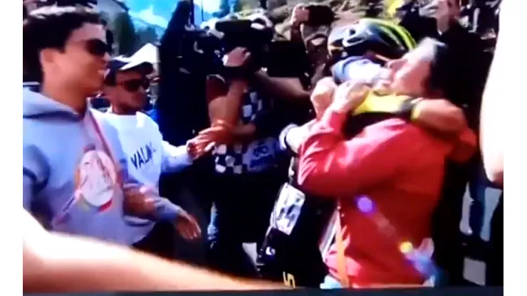 El emocionante abrazo de Esteban Chaves con sus papás y el mensaje a toda Colombia
