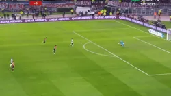 Y fue el tercero: un blooper de Paranaense terminó en el gol de Matías Suárez para el 3-1