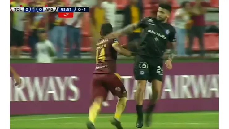 El feo cruce entre Rafael Carrascal y Elías Gómez en la Copa Sudamericana.