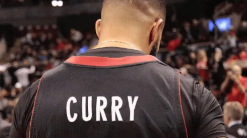Drake fue a apoyar a los Raptors... ¡Con una camiseta de Curry!