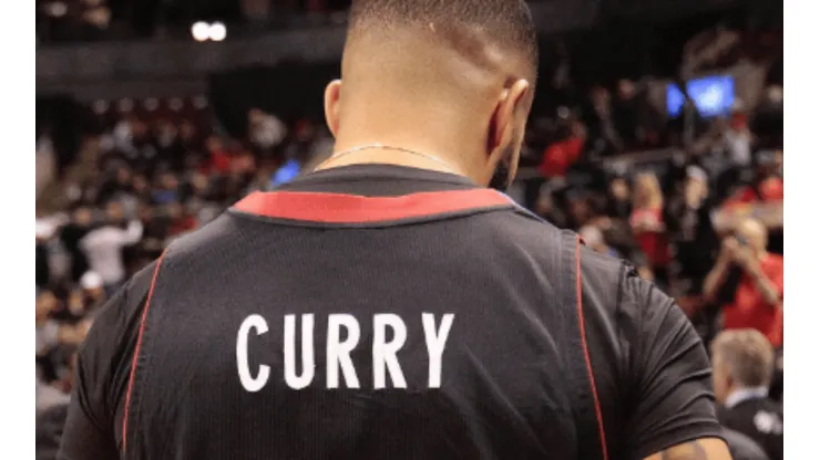 Drake fue a apoyar a los Raptors... ¡Con una camiseta de Curry!