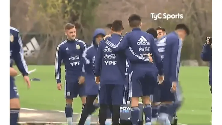 Esto es Messi: la Sub 17 entrenó con la Mayor y todos quisieron su foto con él
