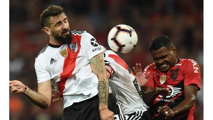 River enfrenta a Atlético Paranaense en el Estadio Monumental con un 1 a 0 abajo.