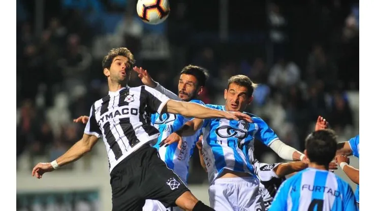 Cerro recibe a Wanderers por la Copa Sudamericana.
