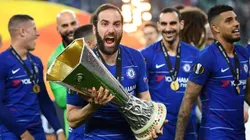 A Higuaín le agarró hambre y subió la selfie del campeón mordiendo la medalla de la Europa League