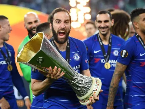 A Higuaín le agarró hambre y subió la selfie del campeón mordiendo la medalla de la Europa League