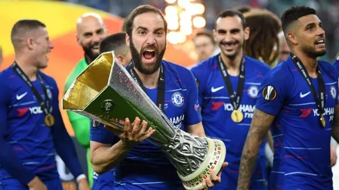 A Higuaín le agarró hambre y subió la selfie del campeón mordiendo la medalla de la Europa League