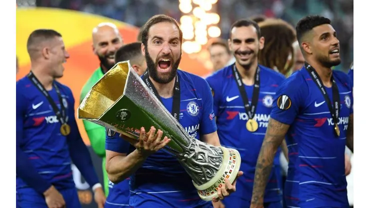 A Higuaín le agarró hambre y subió la selfie del campeón mordiendo la medalla de la Europa League