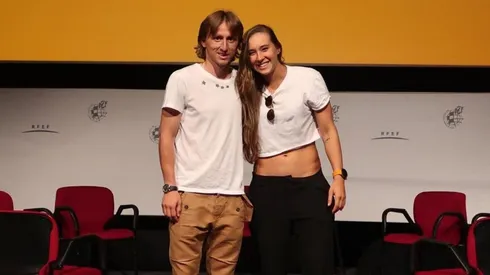 Luka Modric, jugador del Real Madrid; y Nicole Regnier, futbolista colombiana.
