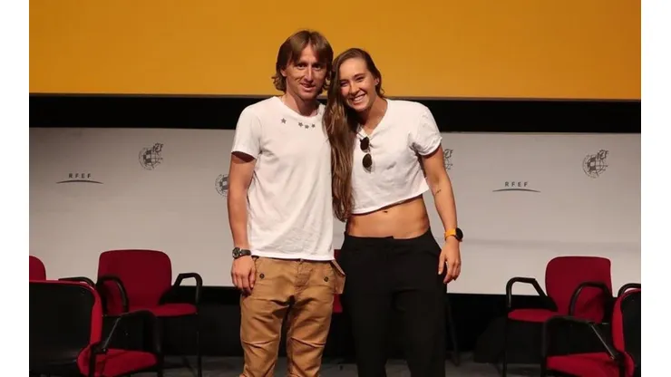 Luka Modric, jugador del Real Madrid; y Nicole Regnier, futbolista colombiana.