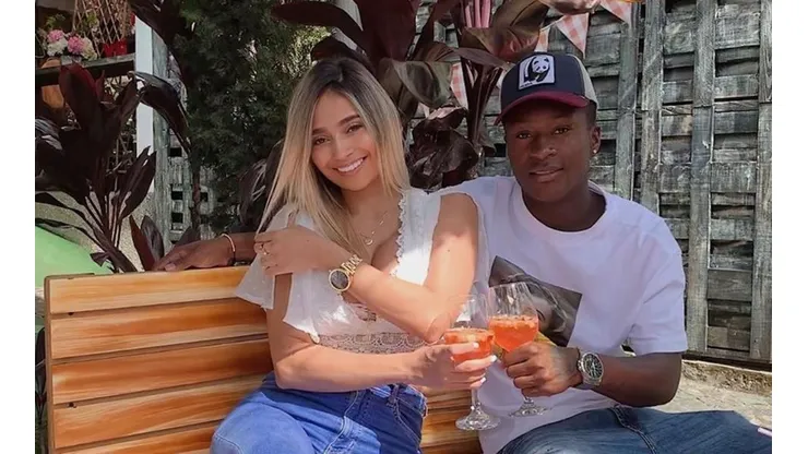 El pasional beso de Marlos Moreno con su novia arriba de una moto de agua