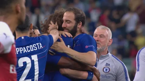 Higuaín y David Luiz se abrazaron.