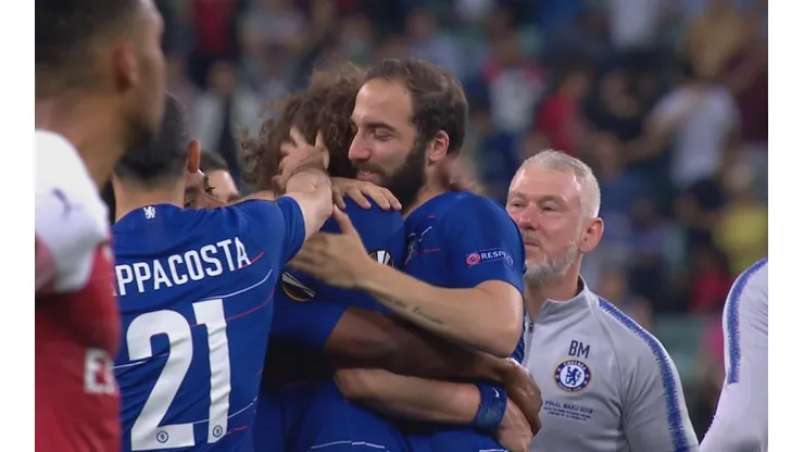 Higuaín y David Luiz se abrazaron.