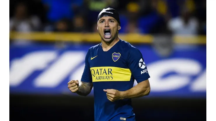 Mauro Zárate en el cruce contra Vélez.