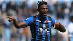 Zapata festeja un gol con Atalanta.