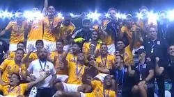 ¡El trofeo y las medallas para Tigres Campeón!