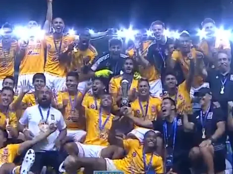 ¡El trofeo y las medallas para Tigres Campeón!