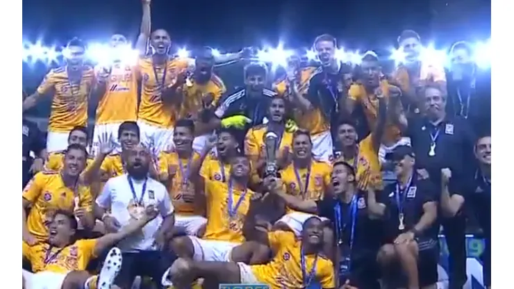 ¡El trofeo y las medallas para Tigres Campeón!