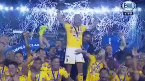 Toquetón: Gignac puso la mano donde no debía para que Pizarro le diera el trofeo