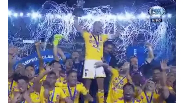 Toquetón: Gignac puso la mano donde no debía para que Pizarro le diera el trofeo