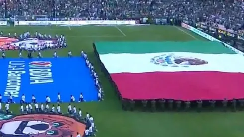 Emocionante Himno nacional en la previa a la Final en León