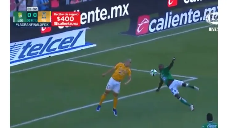 Casi gol del León.