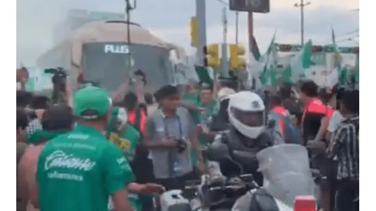 Locura por León en la llegada del plantel al Nou Camp