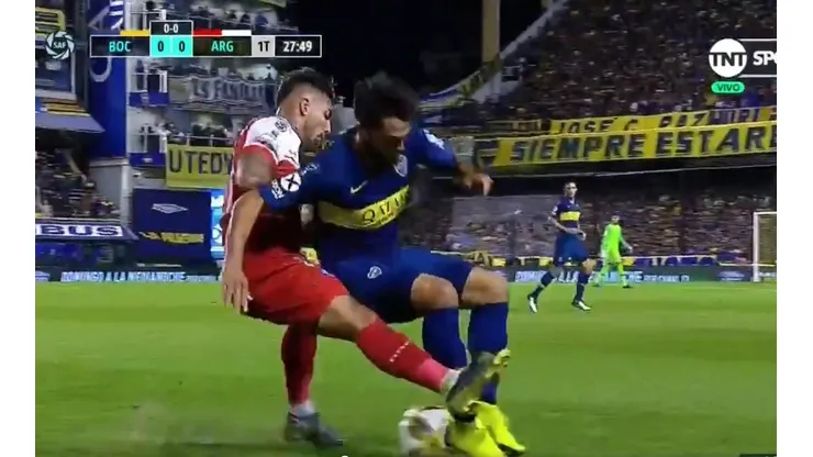 Te lo dedicamos, Riquelme: Mas le metió un hermoso caño de taco a Batallini