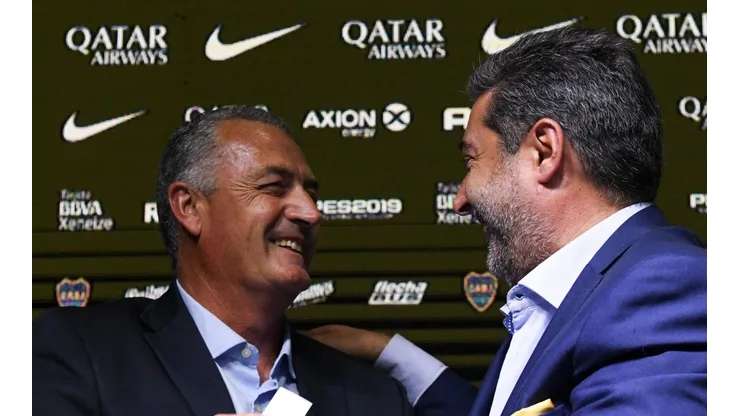 Angelici junto a Alfaro en su presentación.