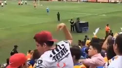 Insólito: un seguidor de Rayados fue a alentar a Tigres con la playera de su equipo